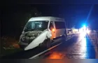 Micro-ônibus com pacientes bate contra búfalos na BR-153 em Ventania