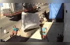 Mulher é atingida por cama box que caiu de caminhão; veja vídeo