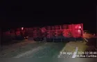 Caminhão tomba e derrama carga de milho na PR-151 em Carambeí
