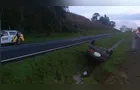 Carro capota na PR-151 e deixa quatro pessoas feridas em Piraí do Sul