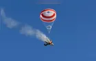 Vídeo mostra piloto acionando paraquedas durante queda de aeronave