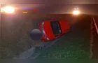 Carro sai da pista e mulher fica ferida na PR-151 em Castro