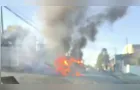 Kombi pega fogo e fica completamente destruída em PG
