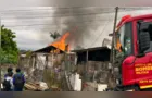 Casa de madeira é completamente destruída após incêndio no Jardim Atlanta em PG