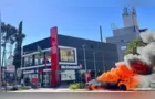 Carro alugado pega fogo durante corrida de apliactivo em Curitiba