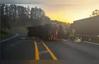 Caminhão tomba na BR-376 em Ortigueira e rodovia é interditada