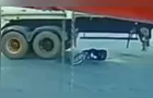 Vídeo: menino escapa por pouco após ser atropelado e arrastado por caminhão