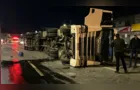 Caminhão tomba na Avenida Souza Naves e motorista fica ferido