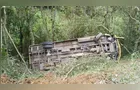 Ônibus escolar com 10 crianças cai em ribanceira de 10 metros em Santa Catarina
