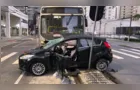 Carro fica destruído após bater contra Ligeirinho em cruzamento de Curitiba