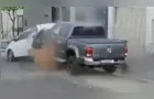 Após desavença, motorista de caminhonete atinge carro que estava estacionado