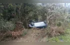 Mulher perde controle de carro e capota na PR-151 em Jaguariaíva