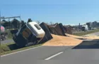 Caminhão tomba na BR-376 e interdita faixa em Ponta Grossa