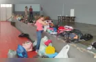 População doa alimentos e roupas para famílias atingidas por tornado em Piraí do Sul