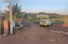 Homem armado invade residência, agride e ameaça moradores