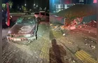 Mulher fica inconsciente após carro bater contra parede de empresa em Umuarama