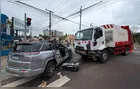 Carro fica destruído e idosos ficam feridos em acidente com caminhão de lixo