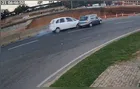 Carro é atingido e despenca em trincheira no Contorno Norte; confira vídeo