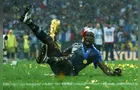 Campeão do mundo com a França coloca réplica da taça à venda em leilão