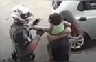 Policial Militar agride com socos mulher que carregava bebê no colo