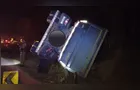 Motorista fica ferido em tombamento de caminhão na PR-487 em Ipiranga