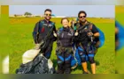 Idosa de 67 anos realiza sonho de saltar de paraquedas em Arapongas