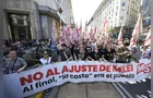 Argentinos vão às ruas contra milei no dia do padroeiro do trabalho
