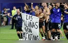 Fifa pune Argentina e suspende atletas por faixa sobre Malvinas e confusão na Copa