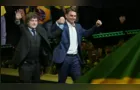 Milei dança rock com Flávio Bolsonaro em convenção que oficializou candidatura do PL