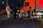 Motociclista de 18 anos bate contra caminhão e escapa de ser esmagado