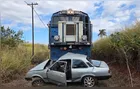 Motorista morre após carro colidir com trem e ser arrastado no PR