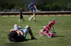 Pais estão menos presentes na criação de filhos, aponta estudo