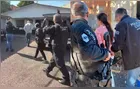 Polícia investiga se professora presa teria filmado crianças dentro de escola