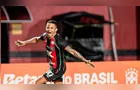 Com falhas de Santos, Vitória goleia Athletico-PR e segue na Copa do Brasil