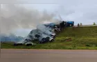 Carga de caminhão tombado na PR-151 pega fogo em Ponta Grossa; confira vídeo