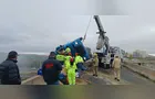 Tombamento de carreta com algodão interdita trecho de viaduto na PR-151