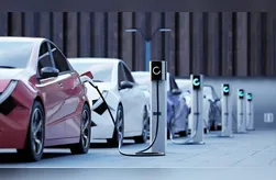 Carros elétricos sendo carregados para uso