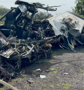 Destroços do acidente ainda estão no local