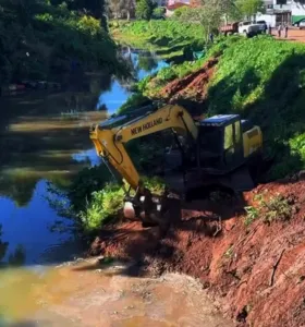 Duas frentes de trabalho atuam simultaneamente para recuperar o leito do Capivari