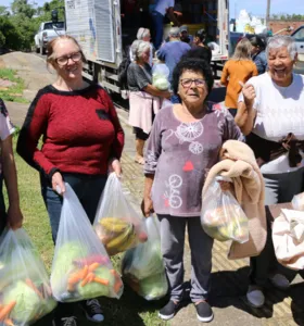 Programa realiza novas etapas nas sextas-feiras, incentivando a reciclagem e a troca de materiais por kits de alimentos produzidos por agricultores do município