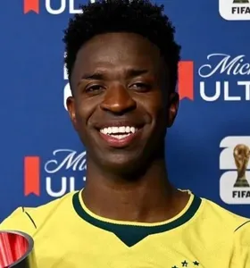 Vini Jr. com o prêmio de melhor em campo no jogo entre Brasil e Escócia, pela Copa do Mundo