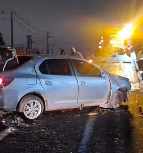 Duas pessoas ficam feridas após carro capotar na PR-151 em Castro
