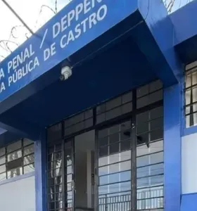 Homem tenta evitar abordagem e acaba preso por mandado em Castro