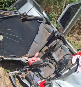 O carro ficou preso em um buraco às margens da rodovia