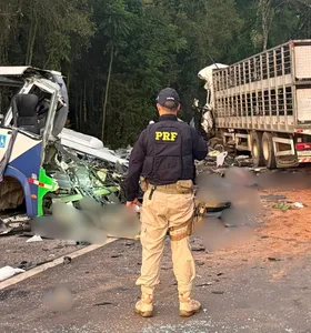 A pista permanece totalmente interditada no trecho e ainda não há previsão para a liberação da rodovia