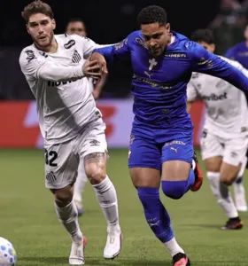 Vitor Roque em ação na partida contra o Santos pela Copa do Brasil