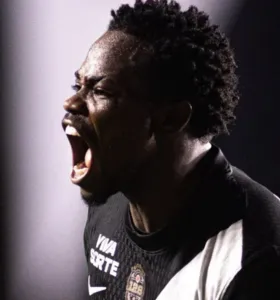 Carlos Andrés Gómez comemora gol do Vasco sobre o Vitória na Copa do Brasil