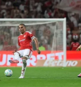 Mercado e Carlos Vinícius em ação na partida pela Copa do Brasil