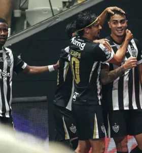 Reinier celebra com seus companheiros seu gol no triunfo do Atlético-MG sobre o Vitória