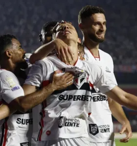 Gustavo Santana celebra seu gol na vitória do São Paulo sobre o RB Bragantino